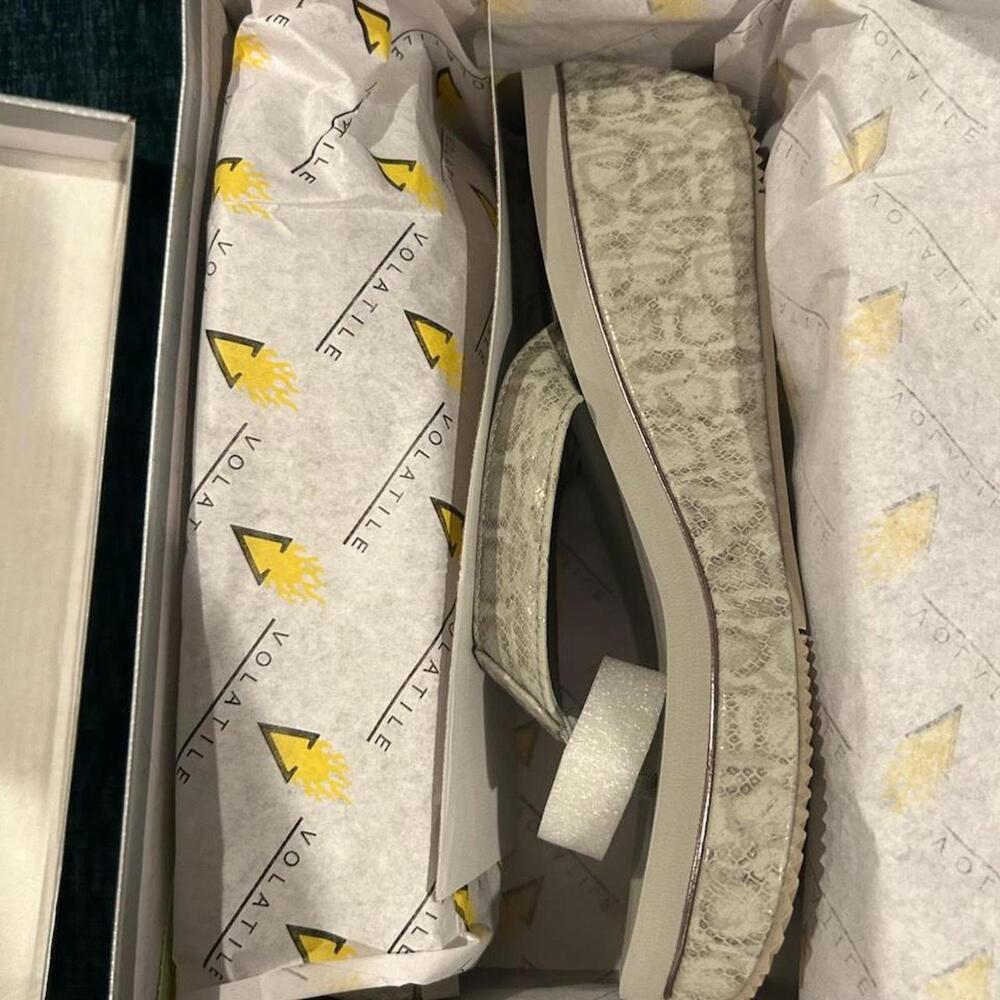 Volatile Frappachino Wedge Sandals – Gray Metal Snake – Size 11